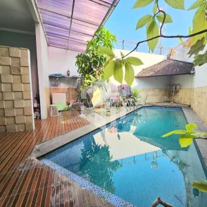 cari rumah yang ada kolam renang pribadi