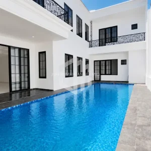 kolam renang rumah pribadi