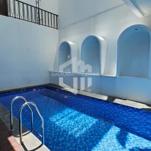 rumah dengan kolam renang