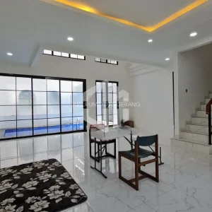 rumah dengan kolam renang pribadi