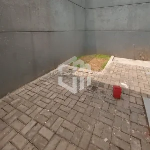 taman dalam rumah tertutup
